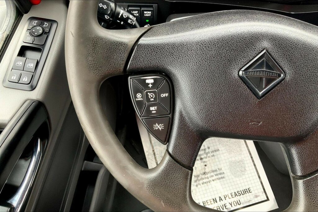 2021 CUM LT625 6×4 Sleeper