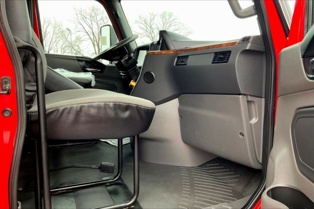 2021 CUM LT625 6×4 Sleeper