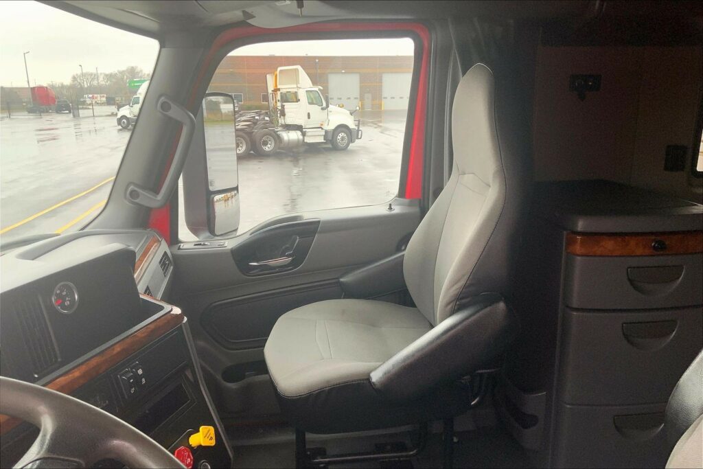 2021 CUM LT625 6×4 Sleeper