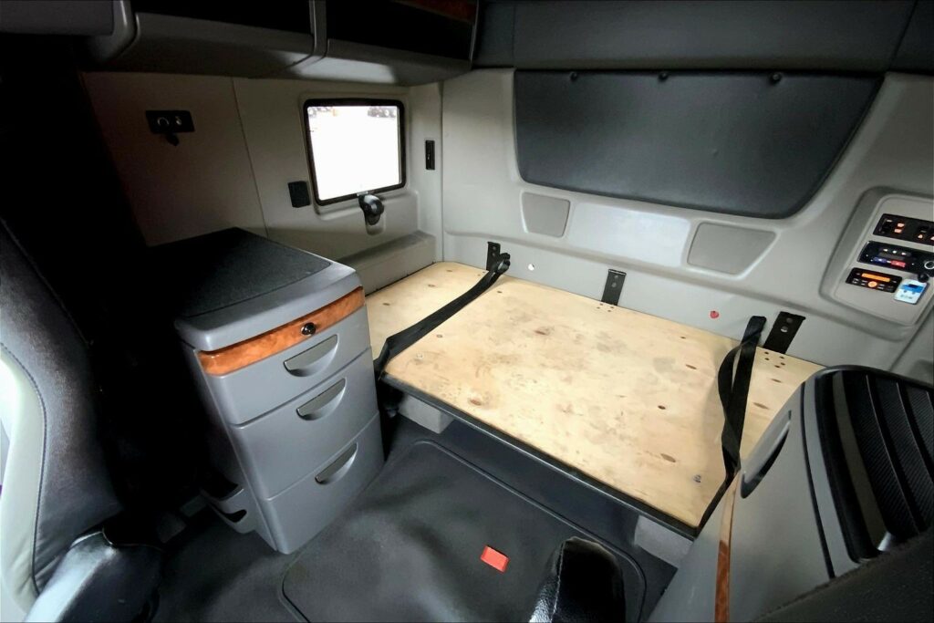 2021 CUM LT625 6×4 Sleeper