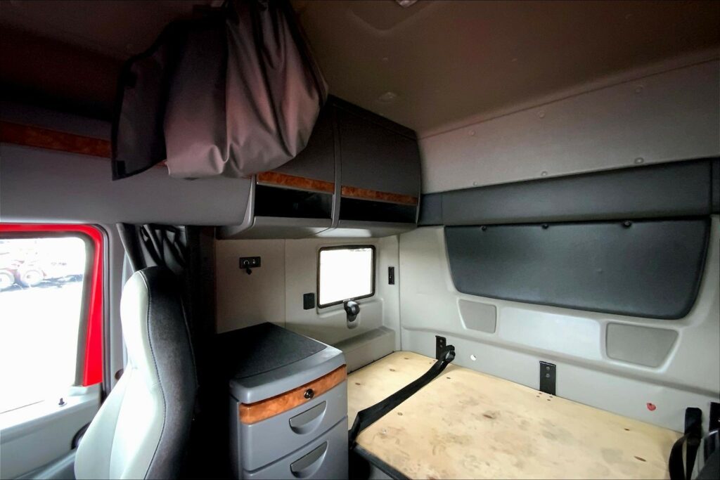 2021 CUM LT625 6×4 Sleeper