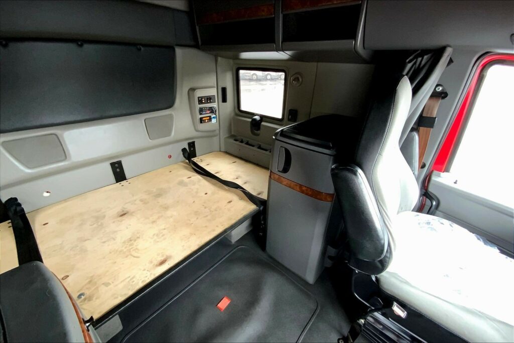 2021 CUM LT625 6×4 Sleeper