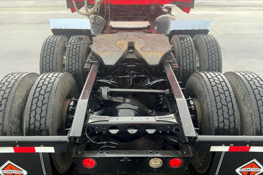 2021 CUM LT625 6×4 Sleeper