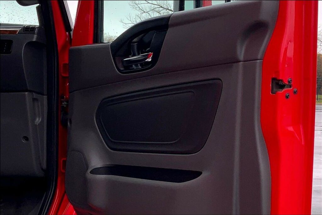 2021 CUM LT625 6×4 Sleeper