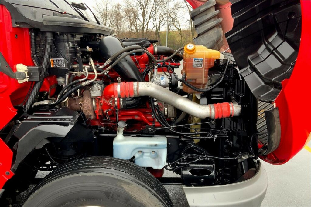 2021 CUM LT625 6×4 Sleeper