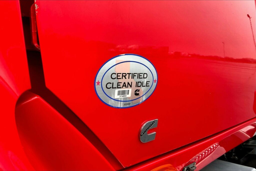 2021 CUM LT625 6×4 Sleeper