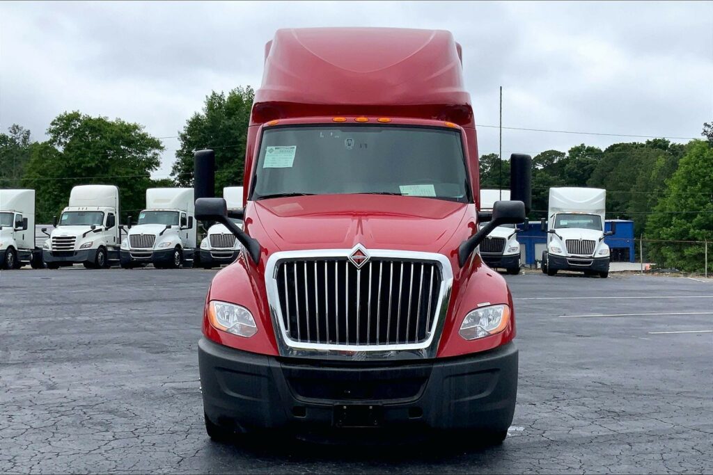 2023 CUM LT625 6X4 Sleeper