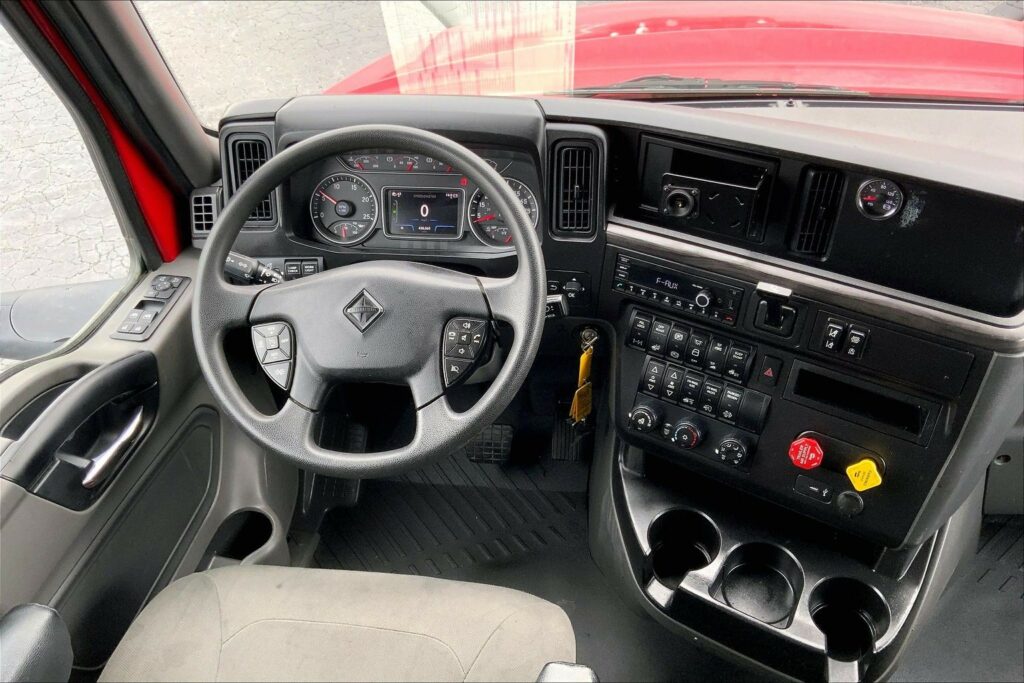 2023 CUM LT625 6X4 Sleeper