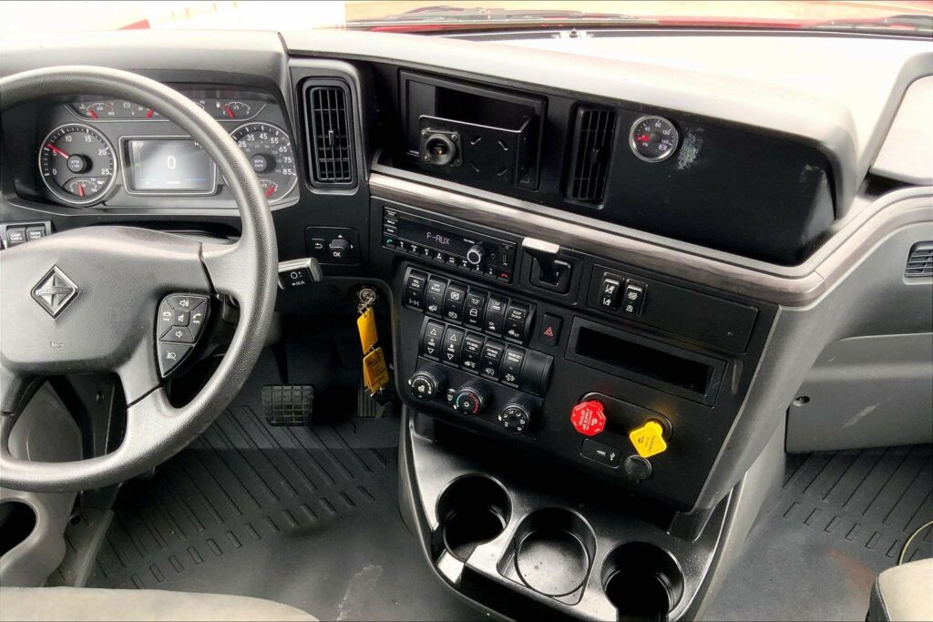 2023 CUM LT625 6X4 Sleeper