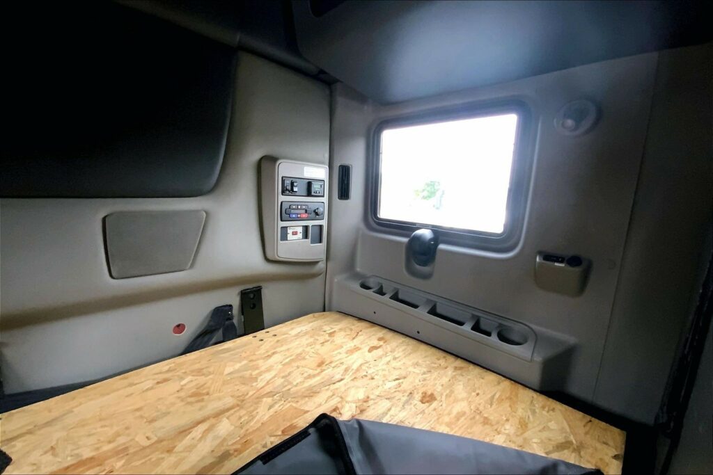 2023 CUM LT625 6X4 Sleeper