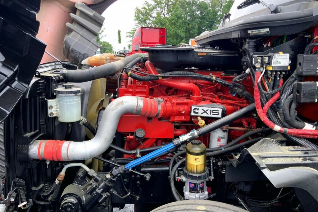 2023 CUM LT625 6X4 Sleeper