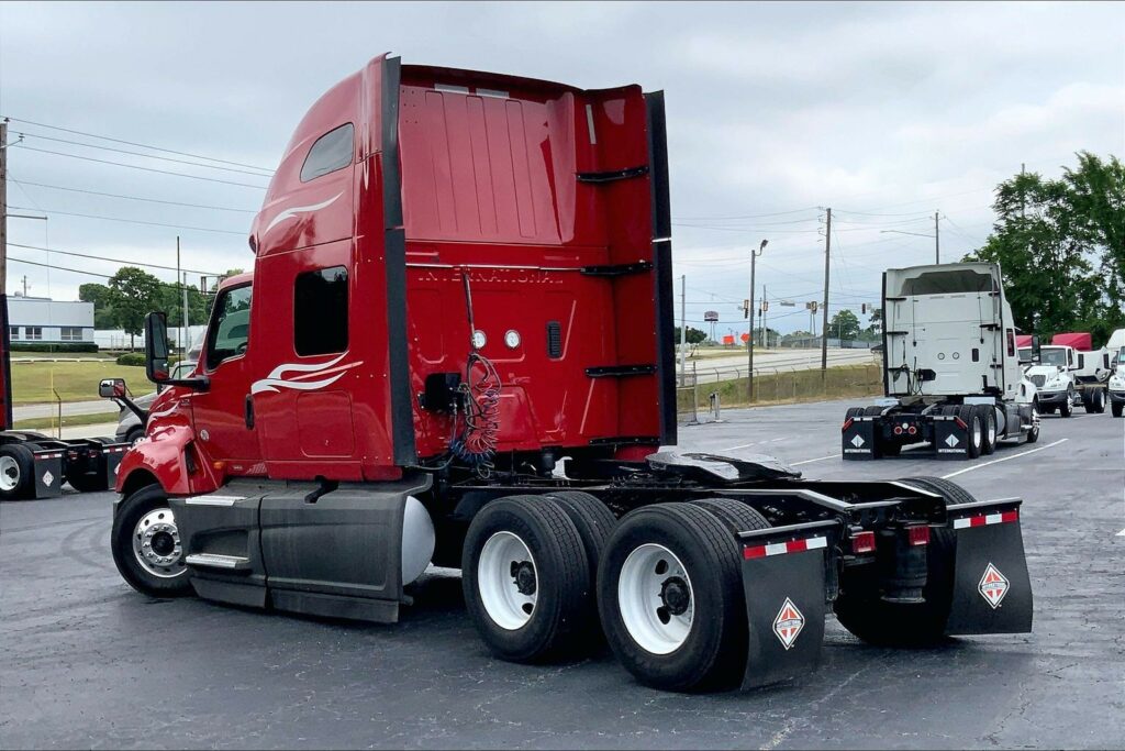 2023 CUM LT625 6X4 Sleeper