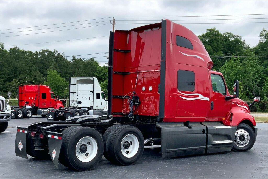 2023 CUM LT625 6X4 Sleeper