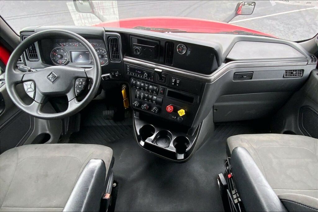 2023 CUM LT625 6X4 Sleeper