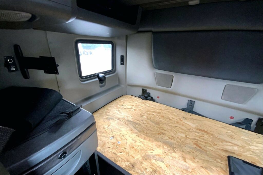 2023 CUM LT625 6X4 Sleeper