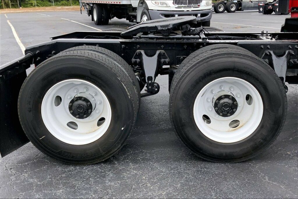 2023 CUM LT625 6X4 Sleeper