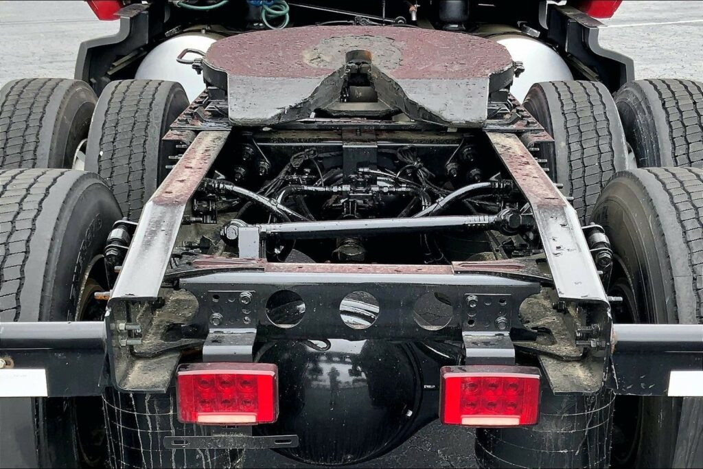 2023 CUM LT625 6X4 Sleeper