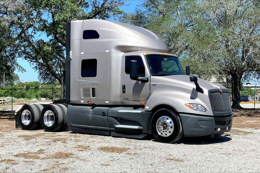 2022 CUM LT625 6×4 Sleeper