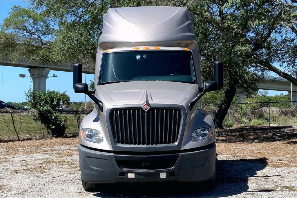 2022 CUM LT625 6×4 Sleeper