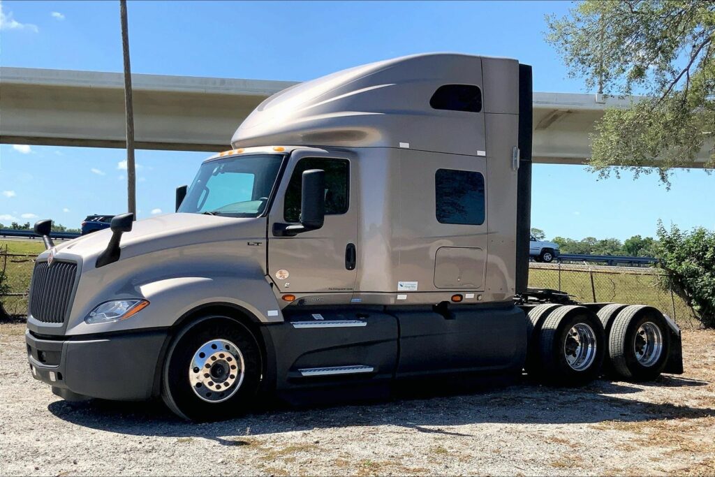 2022 CUM LT625 6×4 Sleeper