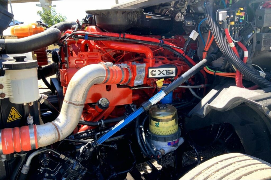 2022 CUM LT625 6×4 Sleeper