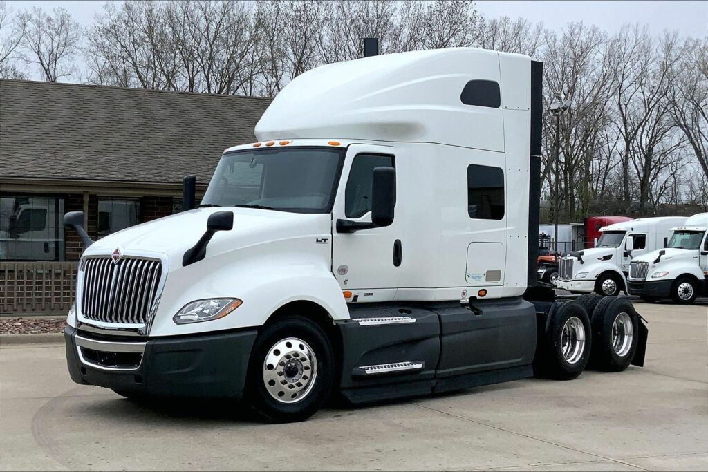 2022 CUM LT625 6×4 Sleeper