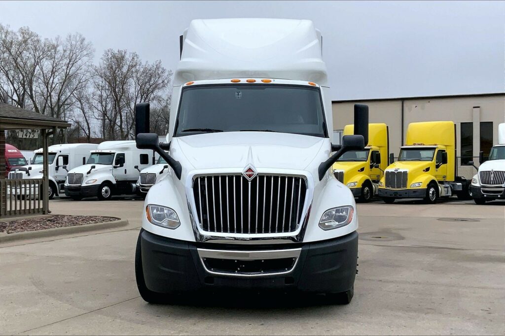 2022 CUM LT625 6×4 Sleeper