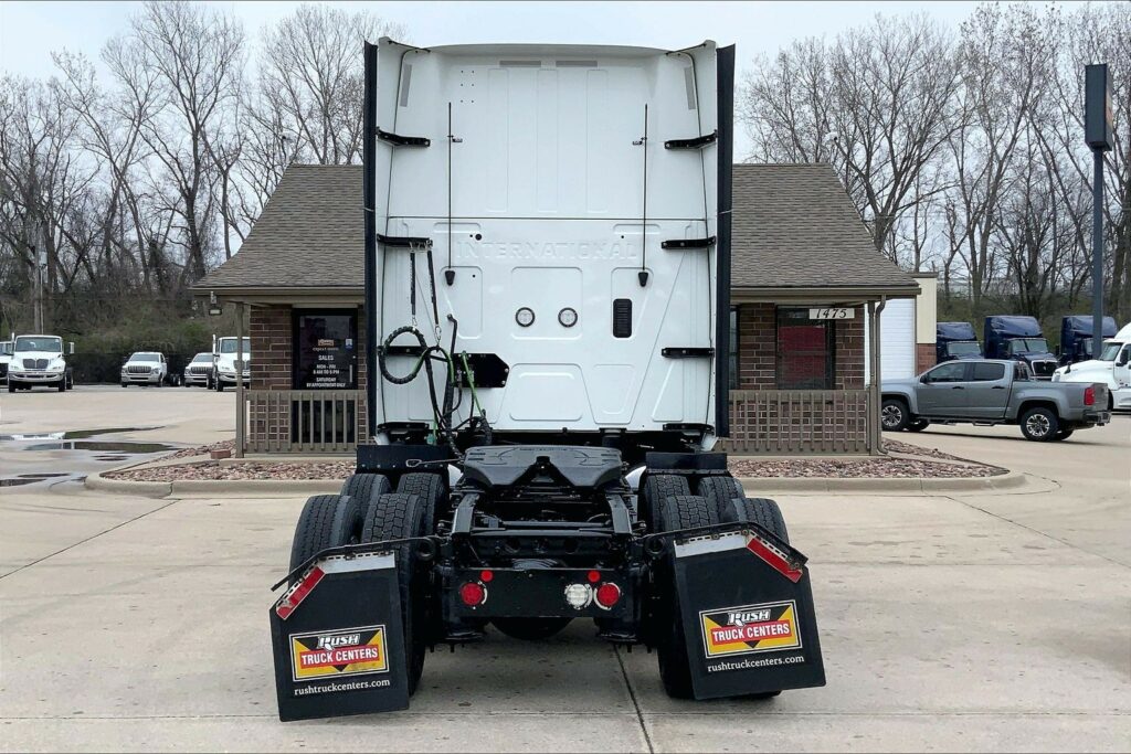 2022 CUM LT625 6×4 Sleeper