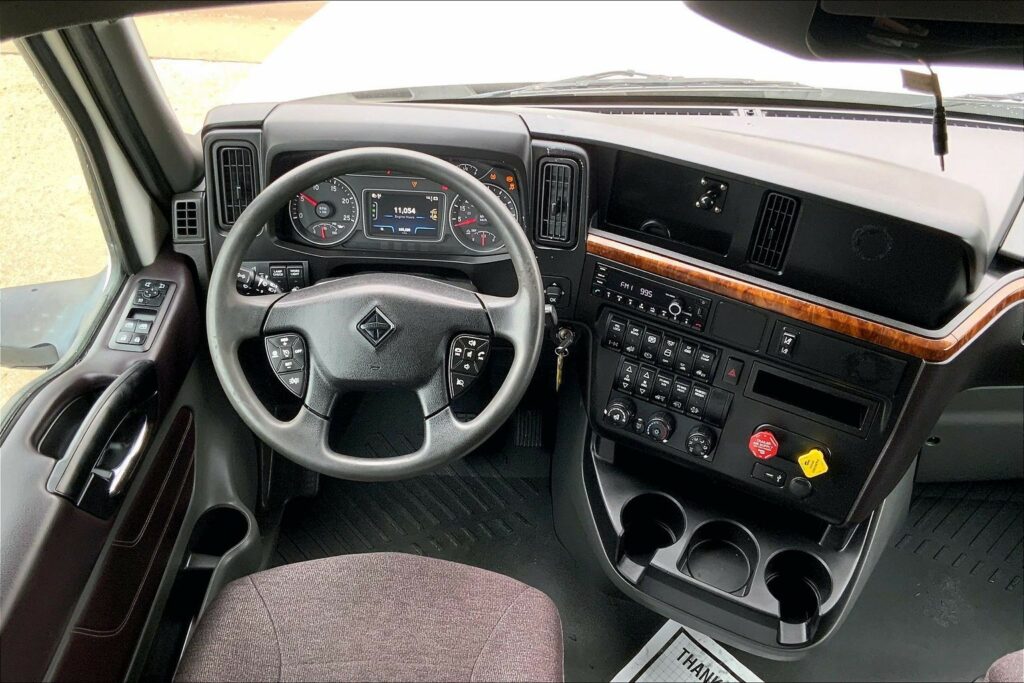 2022 CUM LT625 6×4 Sleeper