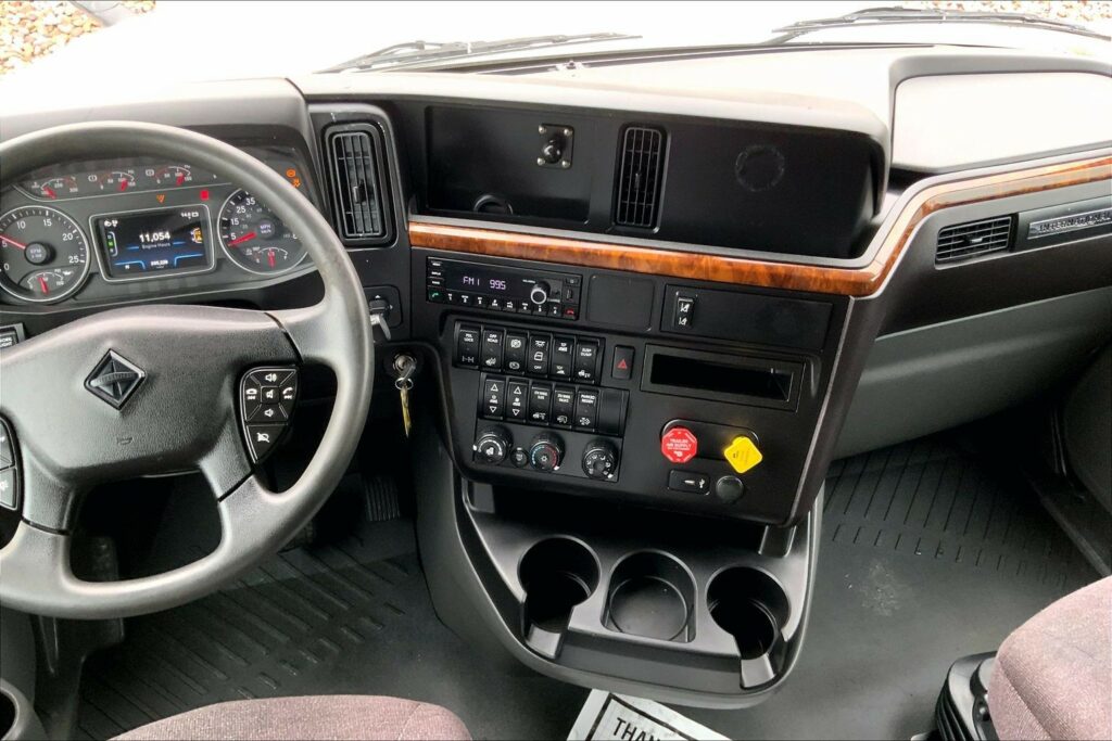 2022 CUM LT625 6×4 Sleeper