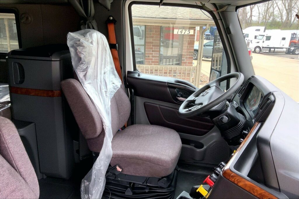 2022 CUM LT625 6×4 Sleeper