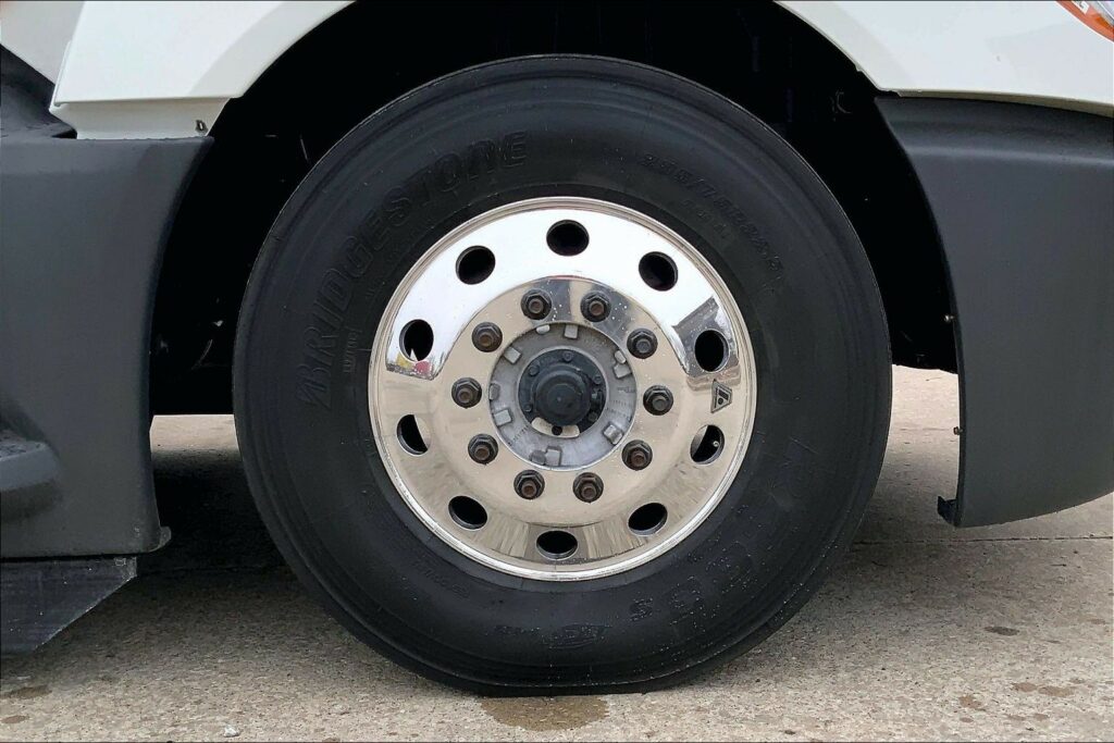 2022 CUM LT625 6×4 Sleeper