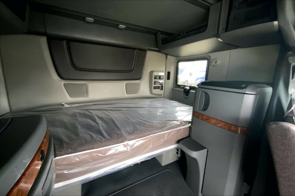 2022 CUM LT625 6×4 Sleeper