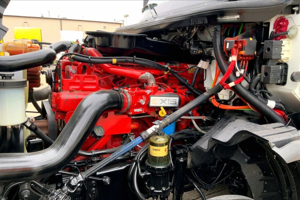 2022 CUM LT625 6×4 Sleeper