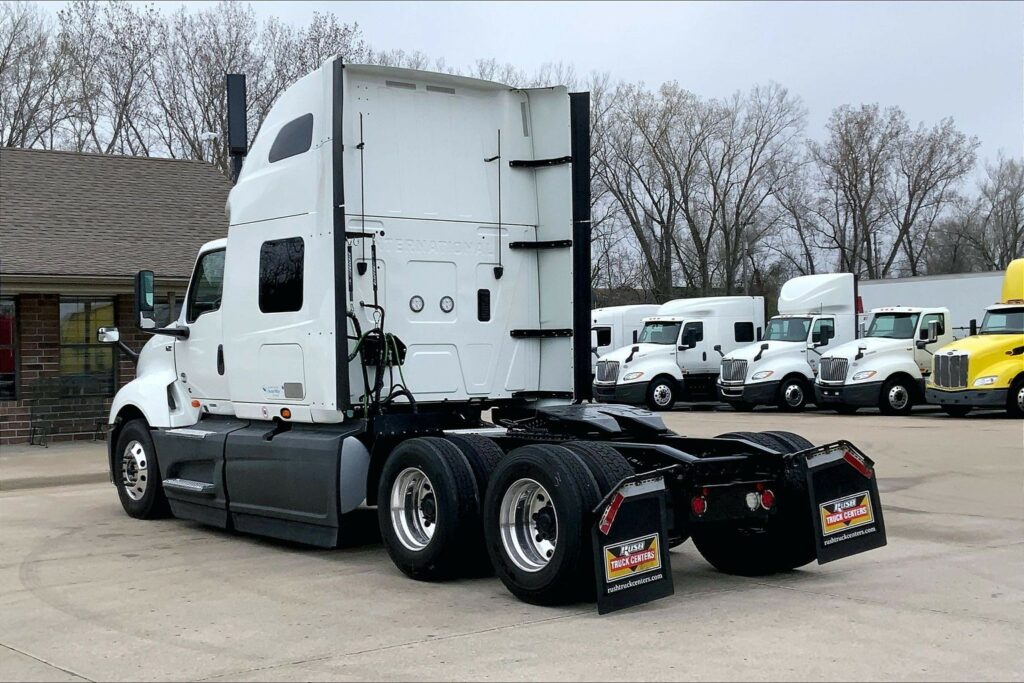 2022 CUM LT625 6×4 Sleeper