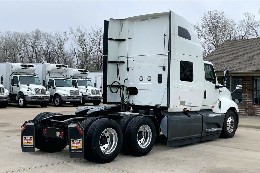 2022 CUM LT625 6×4 Sleeper