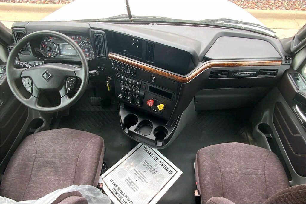 2022 CUM LT625 6×4 Sleeper