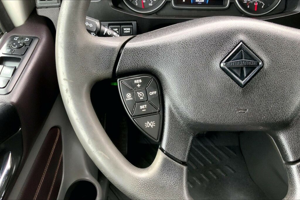 2022 CUM LT625 6×4 Sleeper