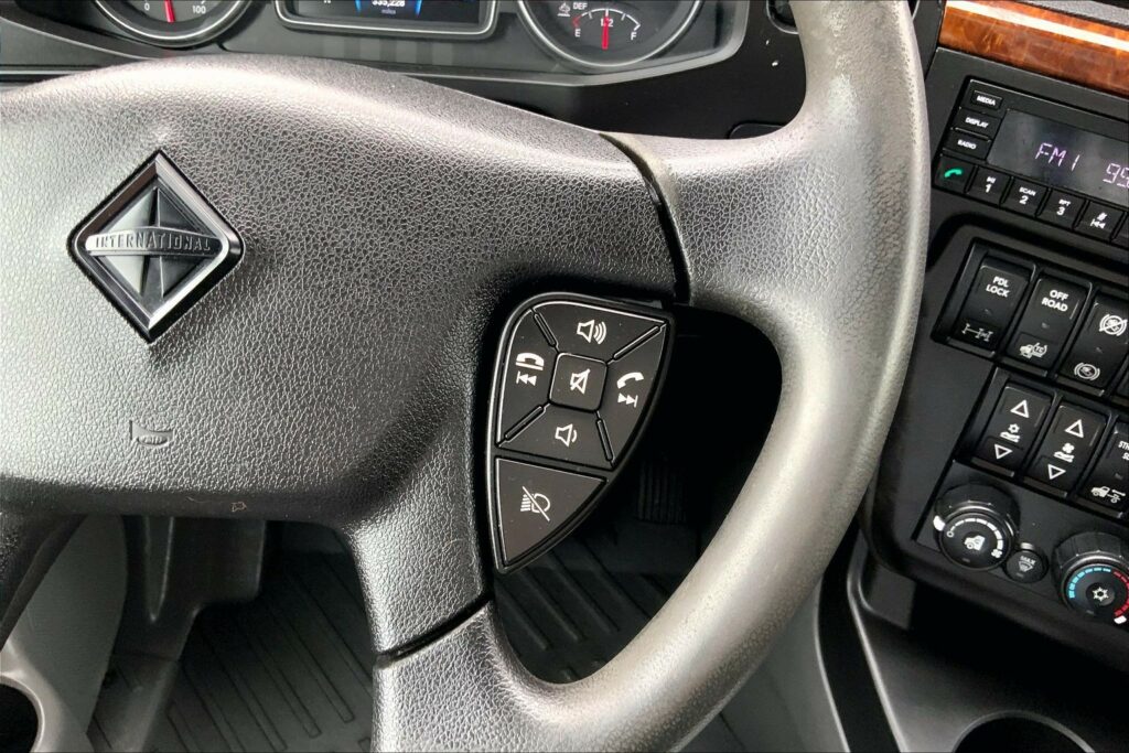 2022 CUM LT625 6×4 Sleeper