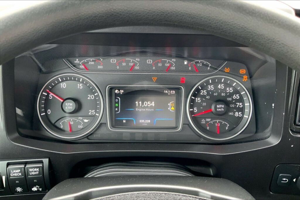 2022 CUM LT625 6×4 Sleeper