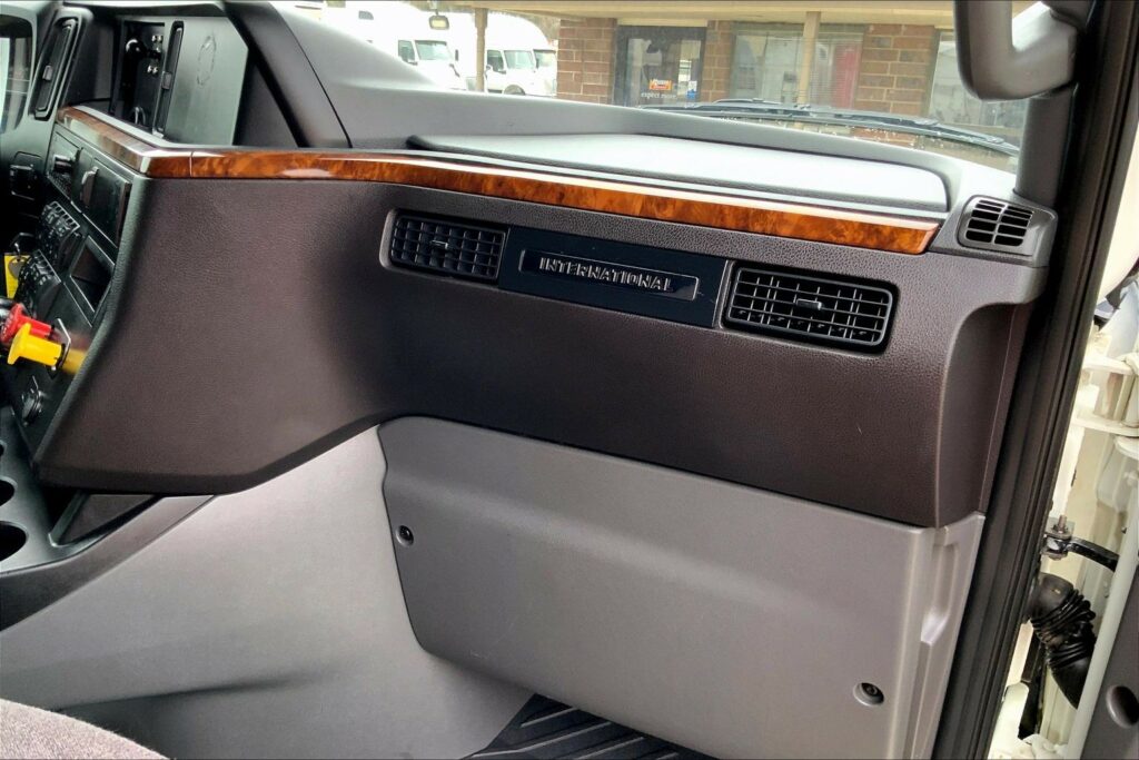 2022 CUM LT625 6×4 Sleeper