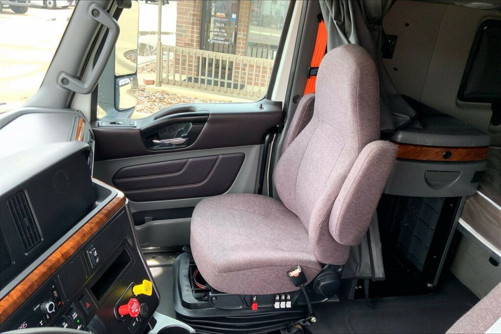 2022 CUM LT625 6×4 Sleeper