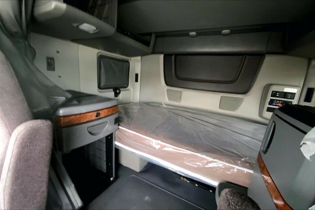 2022 CUM LT625 6×4 Sleeper