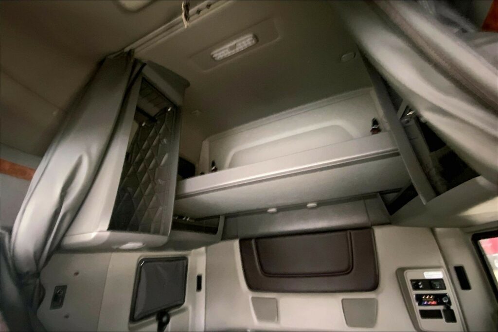 2022 CUM LT625 6×4 Sleeper