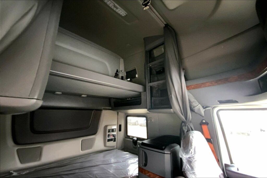 2022 CUM LT625 6×4 Sleeper