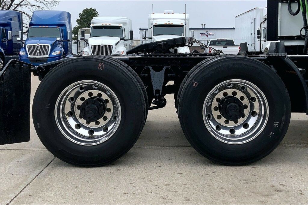 2022 CUM LT625 6×4 Sleeper