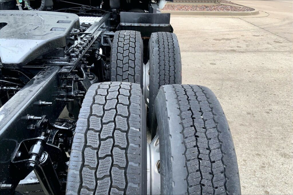 2022 CUM LT625 6×4 Sleeper