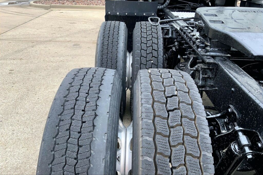 2022 CUM LT625 6×4 Sleeper