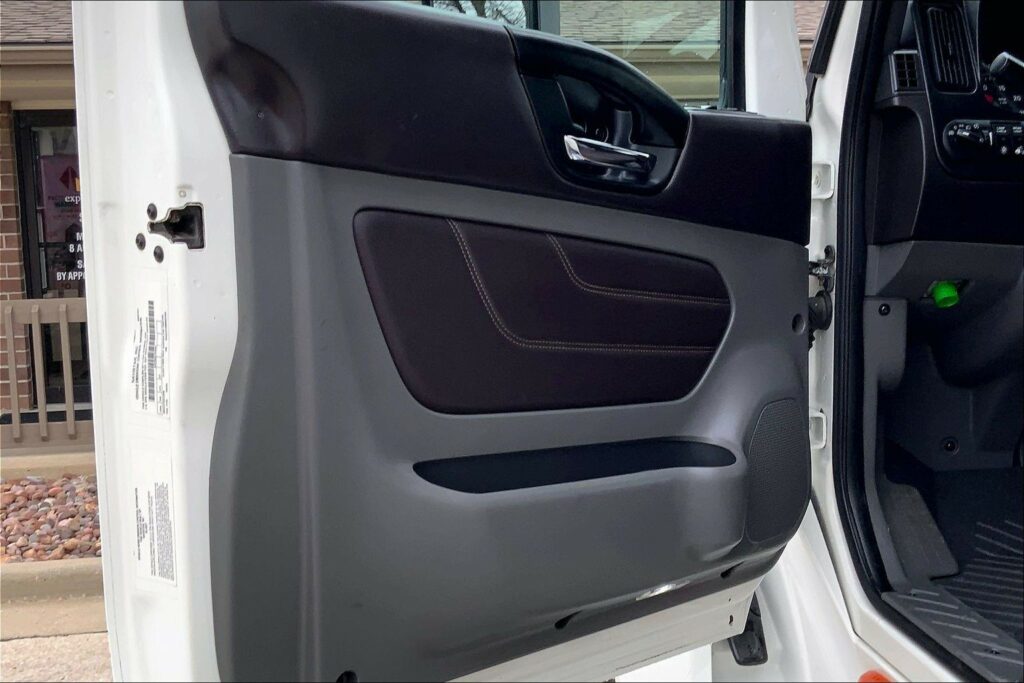 2022 CUM LT625 6×4 Sleeper