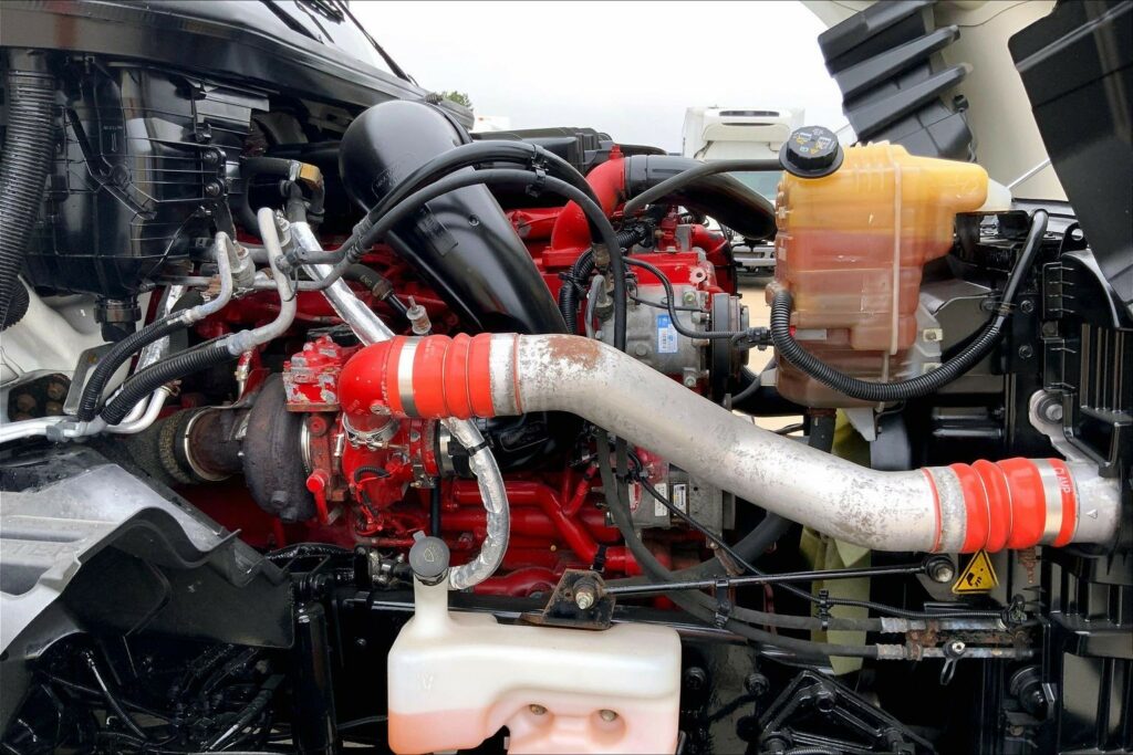 2022 CUM LT625 6×4 Sleeper